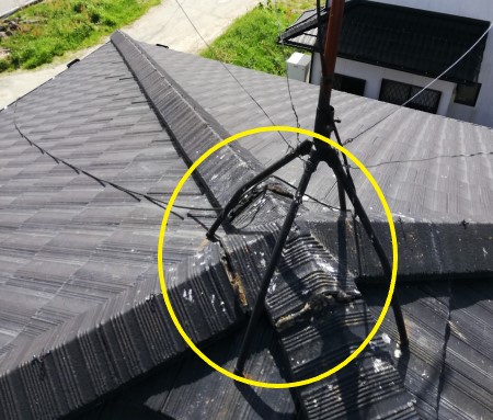 セメント瓦　屋根の頂点に隙間　瓦のズレ